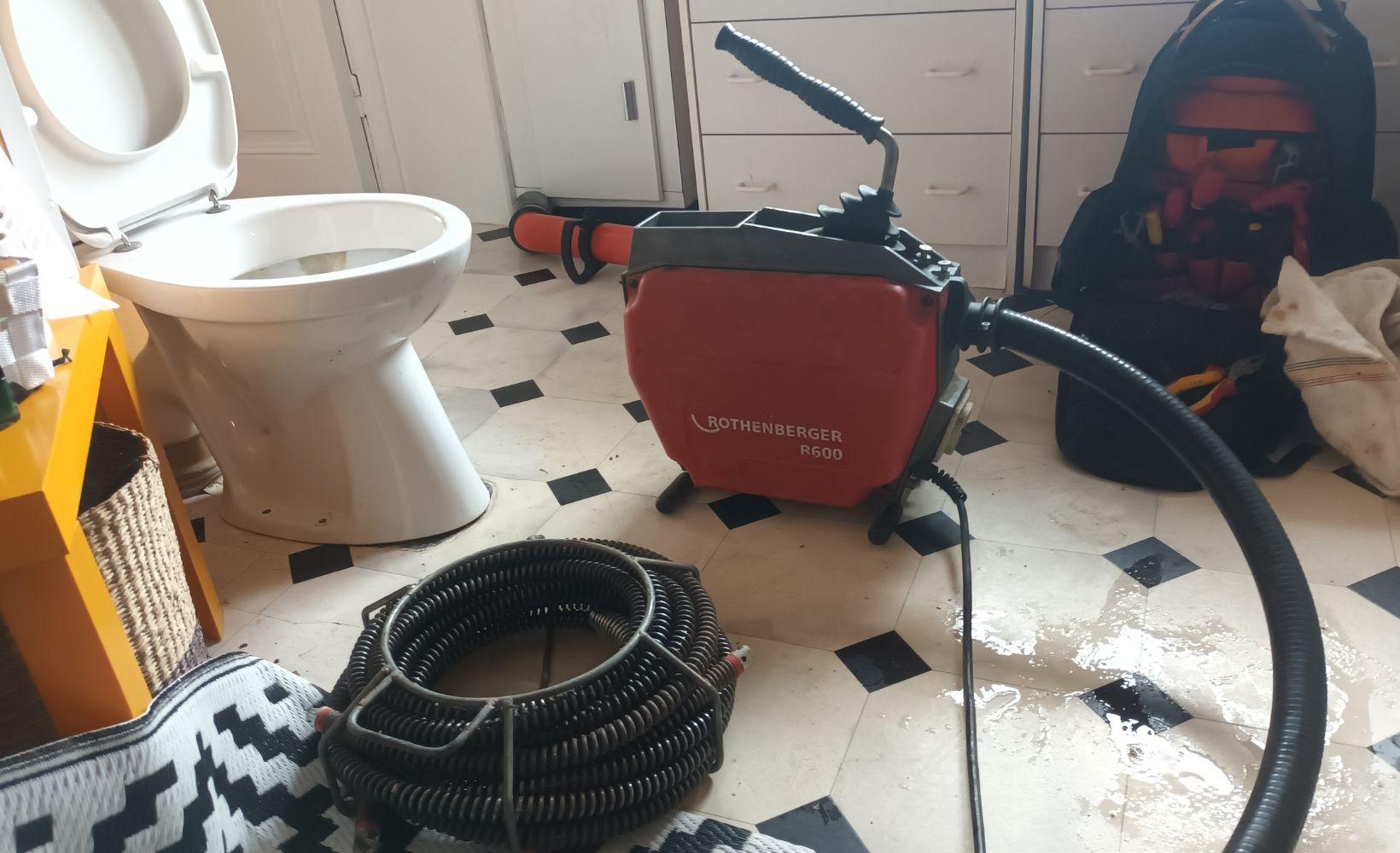 Utiliser un aspirateur pour déboucher votre canalisation de cuisine -  PLOMBIER SOS Bruxelles