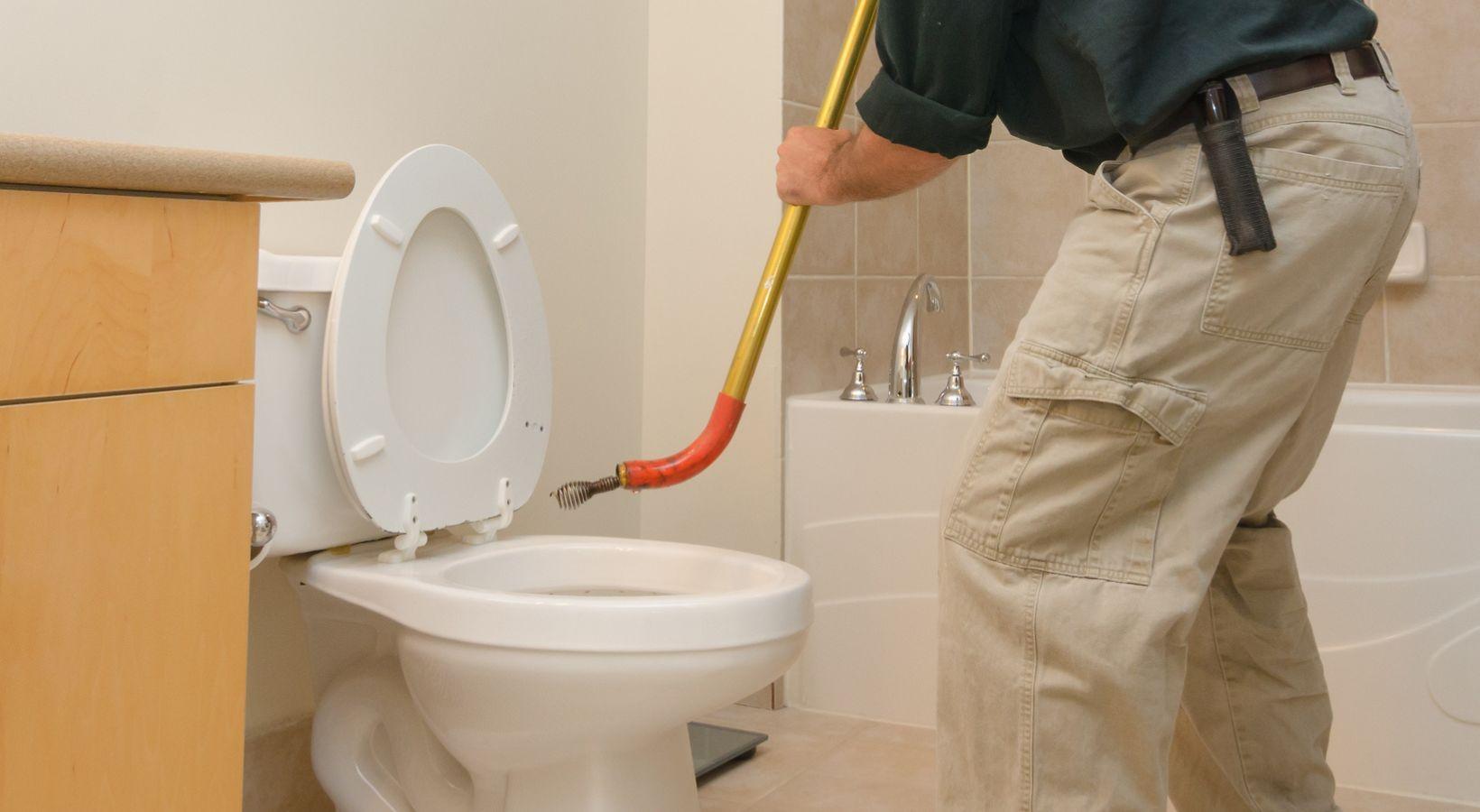 Utiliser un furet pour déboucher efficacement vos toilettes